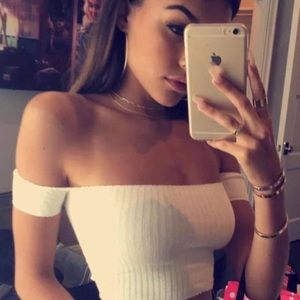 KENDALL Off the Shoulder Crop Top